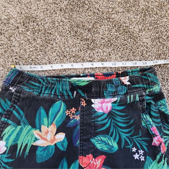 Boys Abercrombie Kids 15/16 black and Hawaiian floral Bermuda shorts. - Picture 5 of 7